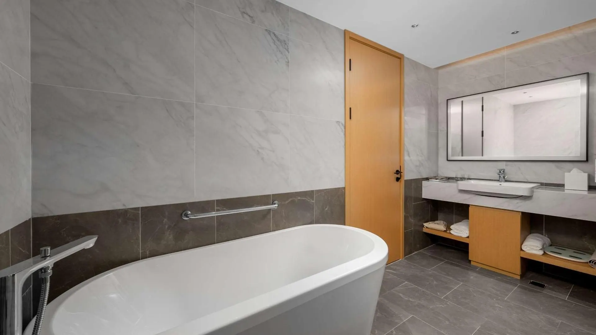 Hilton Garden Inn Shanghai Caoyang 4*,  China
